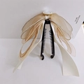 Details von Bananenspange mit strassbesetzter Doppelschicht-Netzschleife und Perle - Beige