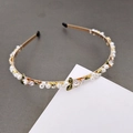 Détail d'un serre-tête en métal doré avec perles blanches, fleurs roses et feuilles vertes - Style B Petites Feuilles