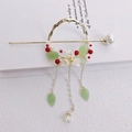 Elegante bacchetta per capelli dorata vintage con petali bianchi e nappe di perle - Anello Antico Foglia Verde (5025663503738) / Stile Fiore e Foglia