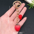 Portachiavi con fragola rossa realistica, foglie e clip in metallo tonalità oro - Specifica 10cm/13g / Fragola in resina rossa