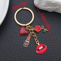 Lippenstift Rose Lippen Schlüsselanhänger Goldlegierung Tasche Anhänger mit Emaille Tropfen - Lippen Lippenstift Rose Stil (ER1852)