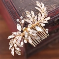 Elegante peineta dorada para novia con hojas de esmalte blanco, perlas y pedrería - Peine para el cabello / Dorado