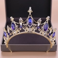 Dettaglio corona barocca dorata con gemme blu e strass bianchi in una scatola regalo - Blu (HG310)
