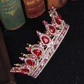 Couronne baroque vintage en or avec strass rouges en forme de goutte sur fond sombre - Or avec Strass Multicolore