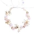 Diadema nupcial de flores rosas con flores de tela blanca, perlas y hojas doradas - Flor Rosa (FD682)