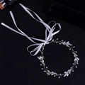 Détail du bandeau de mariée avec feuilles argentées et strass brillants et rubans blancs - Argent