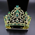 Vintage-Goldkrone mit smaragdgrünen Kristallen und weißen Perlen für Festzüge - Goldener Sockel (Grün Strass)