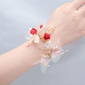 Dettaglio di rose di seta rossa e accenti dorati su un corsage da polso per damigella - Stile Rosso (SH006H)