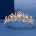 Eleganter goldener Brauttiara mit funkelnden weißen Strasssteinen und Kristallen - Gold Weißer Zirkonia