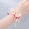 Elegante corsage da polso con fiori di stoffa rosa, perle bianche e dettagli in filo d'oro - Stile Rosso Rosa (SH006MH)