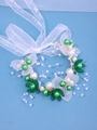 Elegante bruidsarmband met witte parels, bloemen en organzalint in groen en wit decor - Groen / Polsband