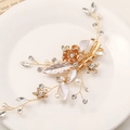 Exquisito pasador dorado con flores champagne, perlas blancas y cristales finos - Estilo Dorado (FJ256)