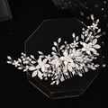 Peine de novia hecho a mano con flores blancas mate, perlas y cristales en plateado - Blanco