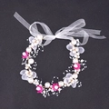 Handgefertigtes Braut-Haarband mit weißen Perlen, Stoffblüten und rosa Blütenblättern - Fuchsia / Haarband