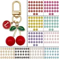 Détail porte-clés cerise avec fermoir mousqueton doré et breloque lettre interchangeable - Style Lettre Cerise Rouge Solide