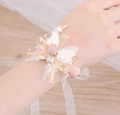 Corsage de poignet de mariée avec papillons blancs, fleurs roses et rubans de dentelle - Petit Style Rose (SH042F)