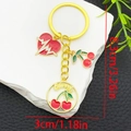 Detalle de un llavero de cereza roja con colgante de corazón y dimensiones 8,3 cm largo - Er1627 - Llavero Corazón De Cereza Roja - 73 G [1 Unidad]