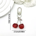 Porte-clés cerises rouges avec feuilles en métal argenté et fermoir ressort, 6cm - Style Cerise Rouge en U (LS62)