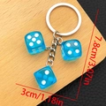 Detailansicht des blauen Würfel-Schlüsselanhängers mit Maßen 7.8 cm und 3 cm Länge - Transparentes Blau
