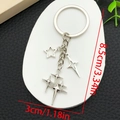Dettaglio portachiavi a stella con dimensioni 8,5cm di lunghezza e 3cm di larghezza - Stile Croce Stella Stella Vuota Argento Antico (ER1250)