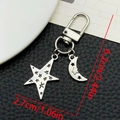 Détail d'un porte-clés lune et étoile en argent antique, mesure de 6,2 cm de long - Style Boucle de Porte Étoile Lune
