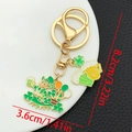 Détail du porte-clés de la Saint-Patrick avec dimensions 8,2 cm x 3,6 cm et motifs trèfles - Style Camionnette Bière Trèfle Émail Vert (ER1300)