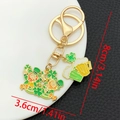 Vue détaillée des dimensions du porte-clés Saint-Patrick avec leprechaun et chope de bière - Style Trèfle Carnaval Double Émail Vert (ER1295)