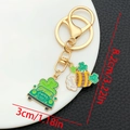 Detalle del llavero de San Patricio con coche de trébol verde y colgante de barril - Estilo Coche Pequeño Trébol Esmalte Verde (ER1299)