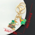 Détail du porte-clés de la Saint-Patrick montrant le pot d'or et les dimensions de l'arc-en-ciel - Style Chapeau Arc-en-ciel Chance Émail Vert (ER1301)