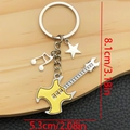 Porte-clés guitare en émail jaune avec notes de musique et étoiles, hauteur de 8,1 cm - Style Guitare Jaune Argent Antique (ER1442)