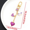 Dettaglio portachiavi unicorno che mostra lunghezza 10,2 cm e ciondolo cuore glitter - Smalto Viola Unicorno Cuore Farfalla (ER1504)