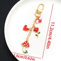 Détail des breloques champignon cœur et rose sur un porte-clés doré avec les dimensions - Émail Rouge Champignon Rose Cœur (ER1508)