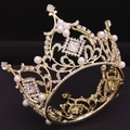 Detailaufnahme der goldenen Barock-Krone mit feinem Muster, Perlen und eckigen Kristallen - Goldener Stil (HG333J)