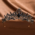Gotische Krone mit schwarzen Kristallen und bronzefarbener Legierung auf Goldsatin - Schwarz