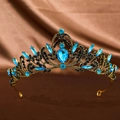 Detail der goldenen Krone mit blauen Kristalltropfen und schwarzen Strasssteinen - Antik See Blau