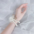 Elegante corpetto da polso con fiore in organza bianca, perle e ciondolo farfalla - Fiore Bianco (SH220)