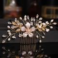 Handgefertigter Braut-Haarkamm mit Golddrahtblumen und Kunstperlen auf schwarzem Ständer - Einzelne Blume Haarkamm