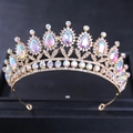 Vue détaillée de la couronne de mariée dorée sertie de cristaux AB en forme de goutte - Base Or Strass AB (HG212 AB)