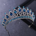Détail de la couronne en argent vintage avec des gemmes bleues en goutte et gravures fines - Base Argent Strass Bleu (HG606)
