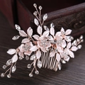 Detalle de la peineta de novia en oro rosa con flores de cristal y hojas de metal - Peine para el cabello / Oro rosa