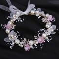 Handgemaakte bruidshoofdband met witte parels, roze bloemen en gouden bladeren - Roze & Wit Florale Stijl (FD827F)