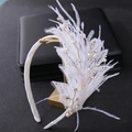 Elegante cerchietto in pizzo bianco con piume, perle e strass per acconciature da sposa - Stile Pizzo Piuma Bianca (FD1199)