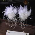 Elegante coppia di fermagli per capelli in piume bianche con paillettes e nappe di perline - Paio di Fermagli in Piuma Bianca (FJ321)