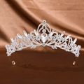 Elegante silberne Brautkrone mit funkelnden Strasssteinen auf Seidenstoffhintergrund - Silber Luxuriöser Strass-Stil (HG797)