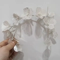 Detalle de una diadema nupcial hecha a mano con flores de encaje blanco, perlas y hilo de plata - Plateado