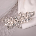 Pasador de novia plateado con pedrería brillante y perlas blancas con diseño de hojas - Estilo de Hoja de Plata (FJ323)