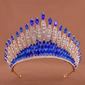 Vue détaillée d'un diadème doré avec cristaux bleu foncé et diamants blancs brillants - Bleu Saphir