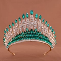 Détail de couronne de mariée en cristal émeraude avec base dorée et strass marquise - Or Vert