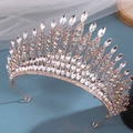 Makroansicht der luxuriösen Brautkrone in Roségold mit Marquise-Kristallen und Strass - Gold