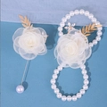Ramillete de muñeca para boda y boutonniere con flores de organza marfil y perlas - Conjunto Blanco (Broche y Corsage de Muñeca)